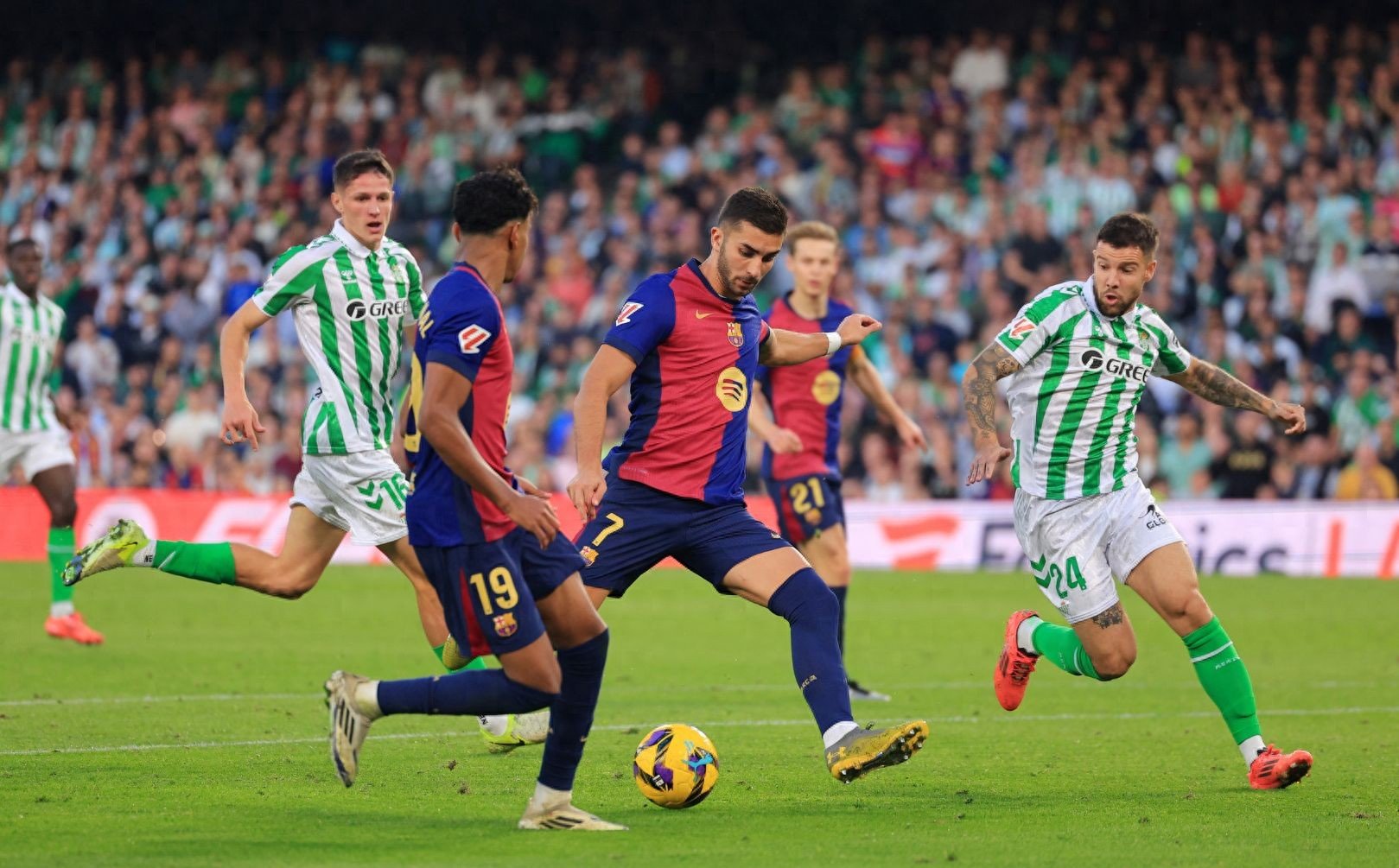 开云全站APP下载包含赛地聚焦：西甲加时末段热度飙升，尤文图斯绝杀压哨，气氛紧张，阵容厚度经受考验的词条